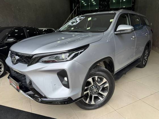 TOYOTA HILUX SW4 2.8 D-4D TURBO DIESEL SRX PLATINUM 7L 4X4 AUTOMÁTICO